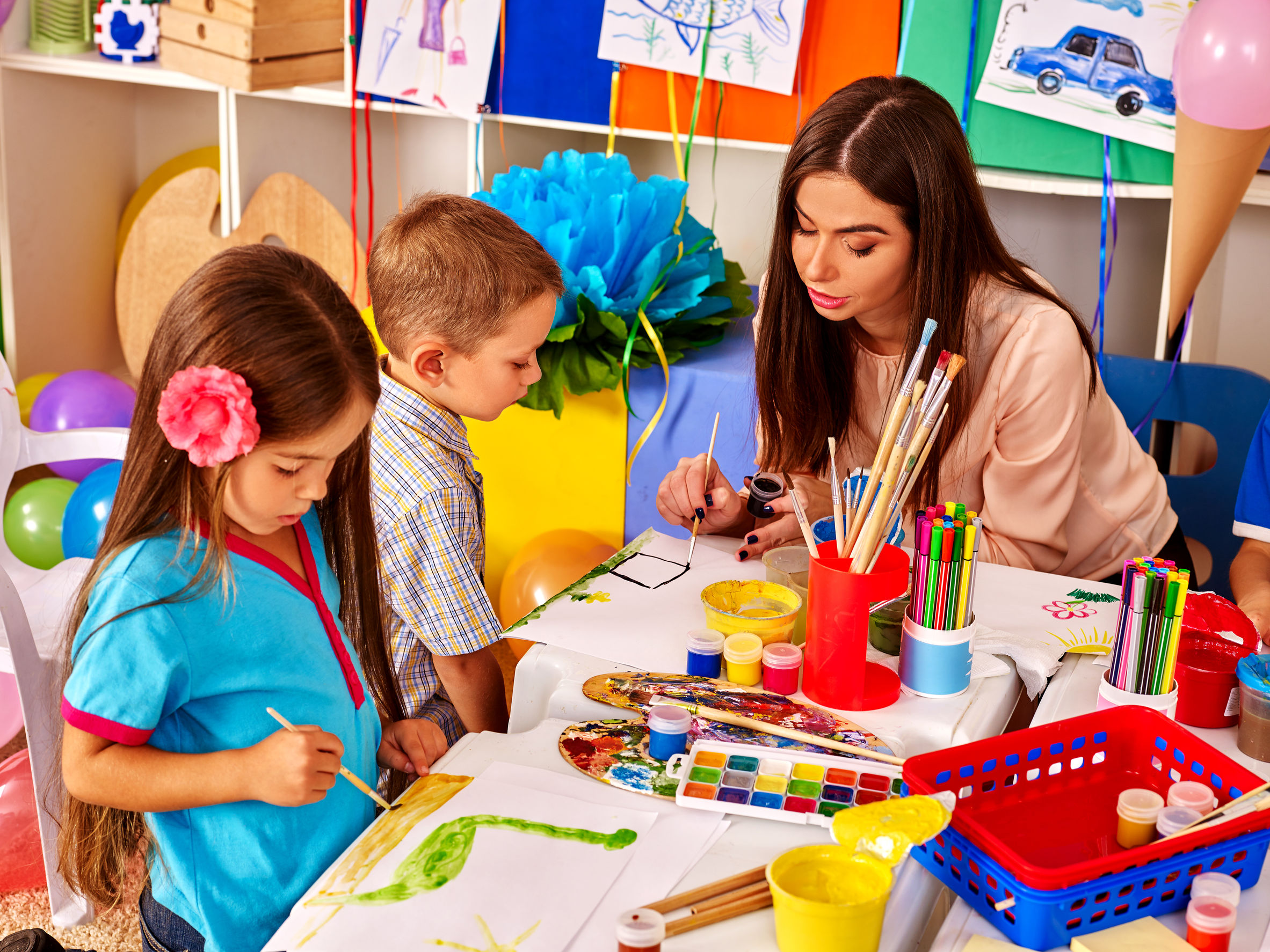 Preschool teachers. Детское творчество. Творчество в детском саду. Дети творчество. Воспитатель и дети в детском саду.